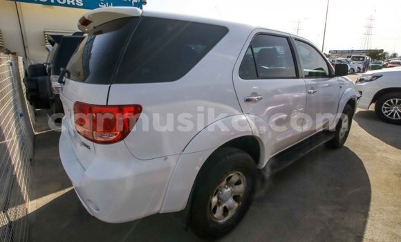 Acheter Import Voiture Toyota Fortuner Blanc à Import - Dubai, Harare Acheter Import Voiture Toyota Fortuner Blanc à Import - Dubai, Harare