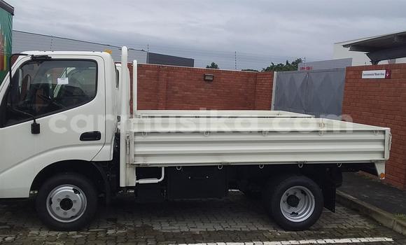 Buy Used Toyota Dyna White Car in Beitbridge in Matabeleland South Buy Used Toyota Dyna White Car in Beitbridge in Matabeleland South