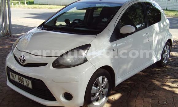 Buy Used Toyota Yaris White Car in Bulawayo in Bulawayo Buy Used Toyota Yaris White Car in Bulawayo in Bulawayo
