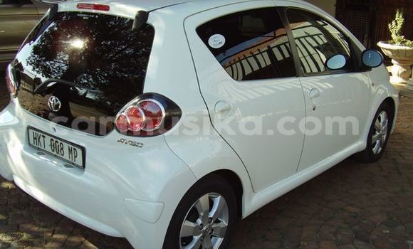 Buy Used Toyota Yaris White Car in Bulawayo in Bulawayo Buy Used Toyota Yaris White Car in Bulawayo in Bulawayo