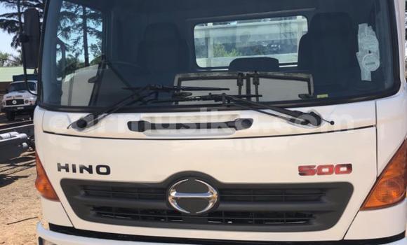 Nunua Ilio tumika Hino 300 Series Nyeupe Lori ndani ya Beitbridge nchini Matabeleland Kusini