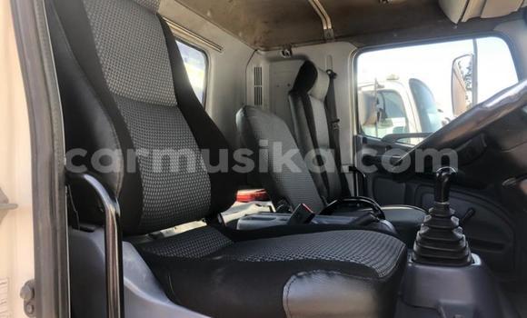 Nunua Ilio tumika Hino 300 Series Nyeupe Lori ndani ya Beitbridge nchini Matabeleland Kusini Nunua Ilio tumika Hino 300 Series Nyeupe Lori ndani ya Beitbridge nchini Matabeleland Kusini