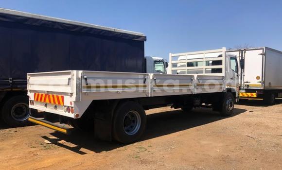 Nunua Ilio tumika Hino 300 Series Nyeupe Lori ndani ya Beitbridge nchini Matabeleland Kusini Nunua Ilio tumika Hino 300 Series Nyeupe Lori ndani ya Beitbridge nchini Matabeleland Kusini