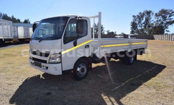 Tenga Tsaru Hino 300 Series Chena Rori in Beitbridge in Matabeleland South Tenga Tsaru Hino 300 Series Chena Rori in Beitbridge in Matabeleland South