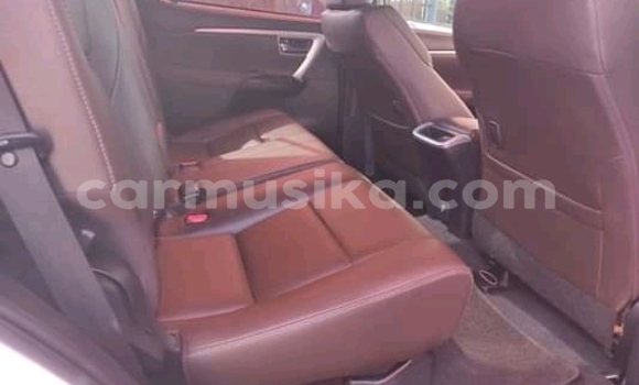 Acheter Occasion Voiture Toyota Fortuner Blanc à Beitbridge, Matabeleland South Acheter Occasion Voiture Toyota Fortuner Blanc à Beitbridge, Matabeleland South