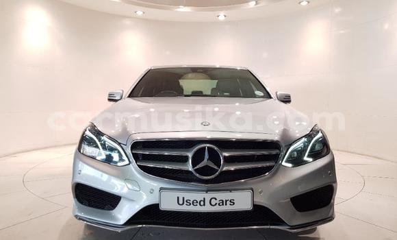 Nunua Ilio tumika Mercedes‒Benz E–Class Nyeupe Gari ndani ya Harare nchini Harare Nunua Ilio tumika Mercedes‒Benz E–Class Nyeupe Gari ndani ya Harare nchini Harare