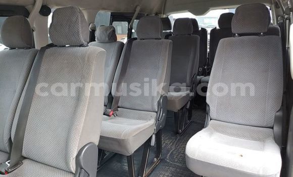 Buy Used Toyota Hiace White Car in Beitbridge in Matabeleland South Buy Used Toyota Hiace White Car in Beitbridge in Matabeleland South