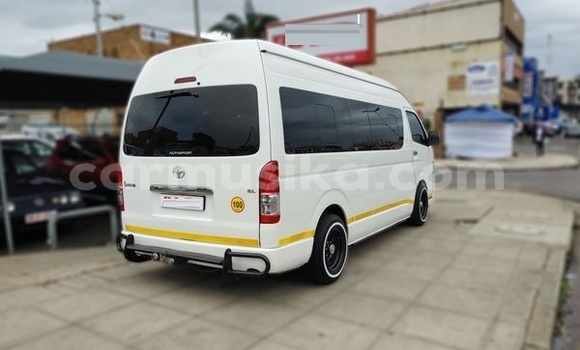 Buy Used Toyota Hiace White Car in Beitbridge in Matabeleland South Buy Used Toyota Hiace White Car in Beitbridge in Matabeleland South