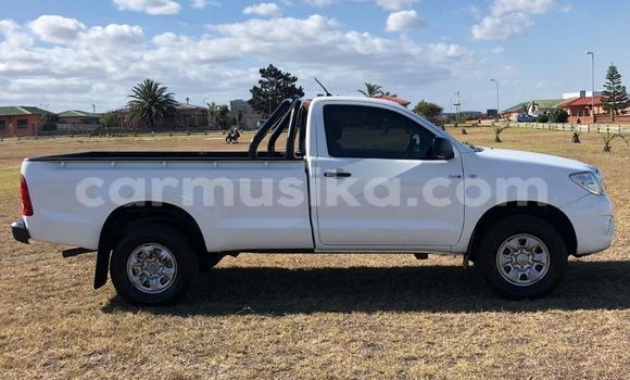 Buy Used Toyota Hilux White Car in Beitbridge in Matabeleland South Buy Used Toyota Hilux White Car in Beitbridge in Matabeleland South