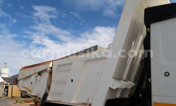 Tenga Tsaru Mercedes‒Benz Atego Chena Rori in Beitbridge in Matabeleland South Tenga Tsaru Mercedes‒Benz Atego Chena Rori in Beitbridge in Matabeleland South