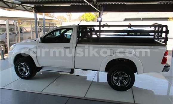 Tenga Tsaru Toyota Hilux Chena Mota in Beitbridge in Matabeleland South Tenga Tsaru Toyota Hilux Chena Mota in Beitbridge in Matabeleland South