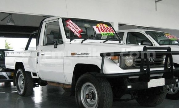 Buy Used Toyota Land Cruiser White Car in Beitbridge in Matabeleland South