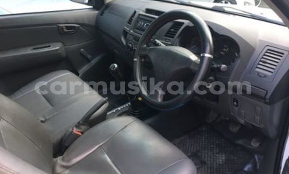 Buy Used Toyota Hilux White Car in Beitbridge in Matabeleland South Buy Used Toyota Hilux White Car in Beitbridge in Matabeleland South