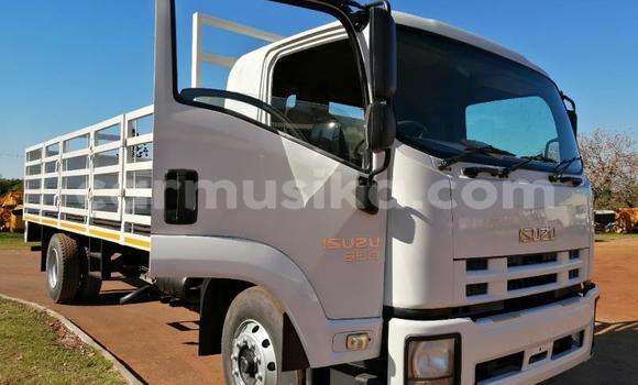 Nunua Ilio tumika Isuzu FTR 850 Nyeupe Lori ndani ya Beitbridge nchini Matabeleland Kusini Nunua Ilio tumika Isuzu FTR 850 Nyeupe Lori ndani ya Beitbridge nchini Matabeleland Kusini