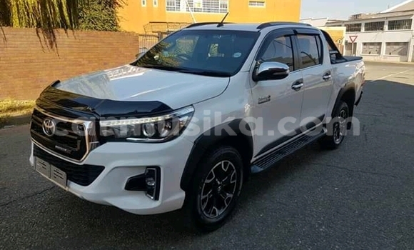 Buy Used Toyota Hilux White Car in Beitbridge in Matabeleland South Buy Used Toyota Hilux White Car in Beitbridge in Matabeleland South