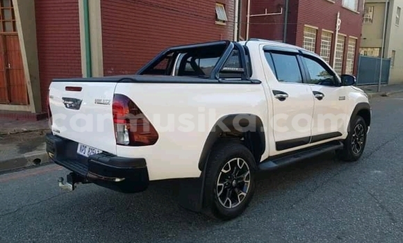Buy Used Toyota Hilux White Car in Beitbridge in Matabeleland South Buy Used Toyota Hilux White Car in Beitbridge in Matabeleland South