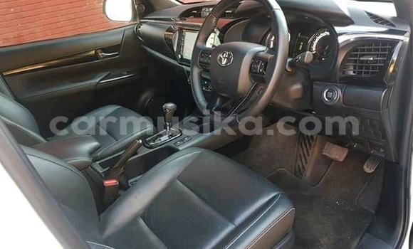 Buy Used Toyota Hilux White Car in Beitbridge in Matabeleland South Buy Used Toyota Hilux White Car in Beitbridge in Matabeleland South