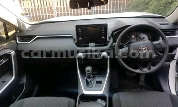 Buy Used Toyota Hilux White Car in Beitbridge in Matabeleland South Buy Used Toyota Hilux White Car in Beitbridge in Matabeleland South