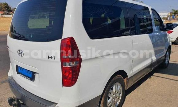Nunua Ilio tumika Hyundai H1 Fedha Gari ndani ya Beitbridge nchini Matabeleland Kusini Nunua Ilio tumika Hyundai H1 Fedha Gari ndani ya Beitbridge nchini Matabeleland Kusini