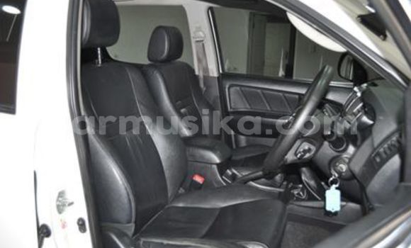 Buy Used Toyota Hilux White Car in Beitbridge in Matabeleland South Buy Used Toyota Hilux White Car in Beitbridge in Matabeleland South