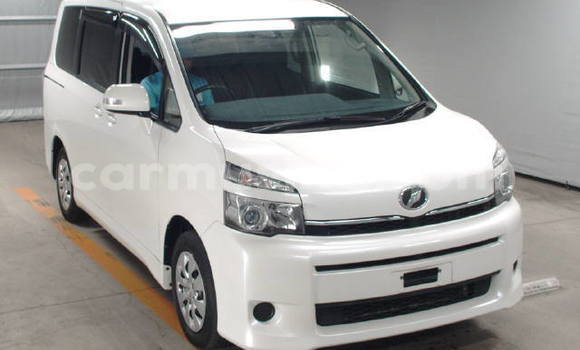 Nunua Ilio tumika Toyota Voxy Nyeupe Gari ndani ya Beitbridge nchini Matabeleland Kusini