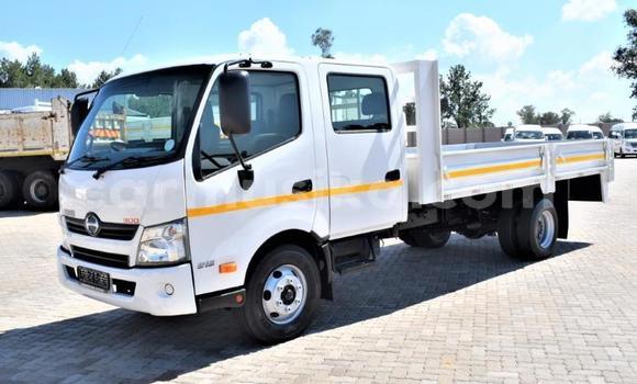 Acheter Occasion Utilitaire Hino 300 Blanc à Beitbridge, Matabeleland South Acheter Occasion Utilitaire Hino 300 Blanc à Beitbridge, Matabeleland South