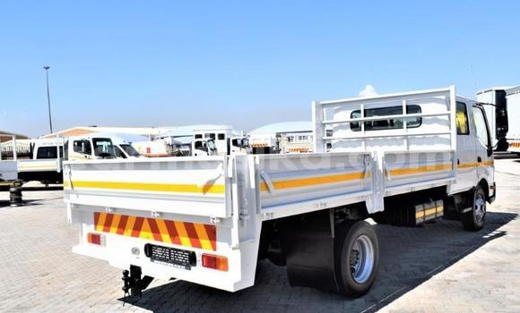 Acheter Occasion Utilitaire Hino 300 Blanc à Beitbridge, Matabeleland South Acheter Occasion Utilitaire Hino 300 Blanc à Beitbridge, Matabeleland South