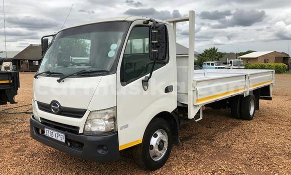 Nunua Ilio tumika Hino 300 Nyeupe Lori ndani ya Beitbridge nchini Matabeleland Kusini