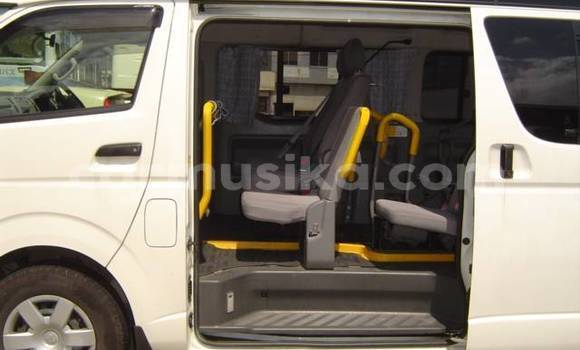 Buy Used Toyota Hiace White Car in Beitbridge in Matabeleland South Buy Used Toyota Hiace White Car in Beitbridge in Matabeleland South
