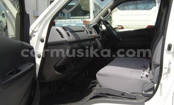 Buy Used Toyota Hiace White Car in Beitbridge in Matabeleland South Buy Used Toyota Hiace White Car in Beitbridge in Matabeleland South