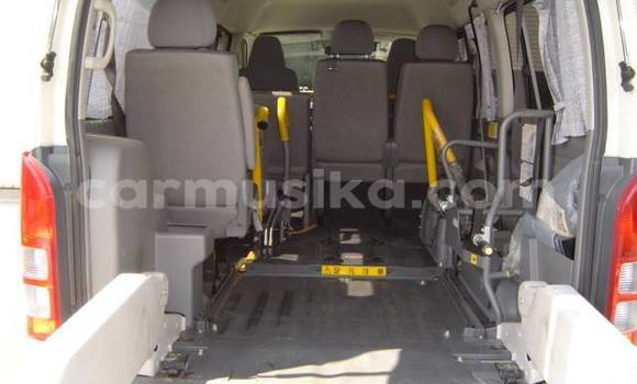 Buy Used Toyota Hiace White Car in Beitbridge in Matabeleland South Buy Used Toyota Hiace White Car in Beitbridge in Matabeleland South