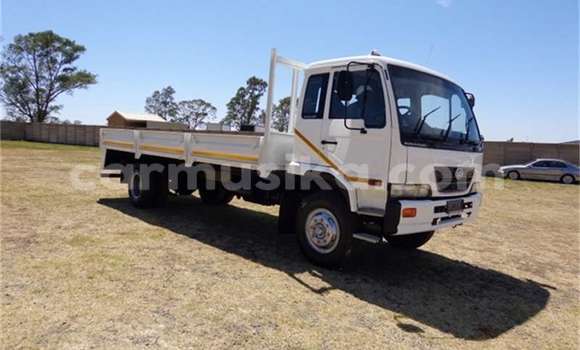 Nunua Ilio tumika Nissan UD Nyeupe Lori ndani ya Beitbridge nchini Matabeleland Kusini