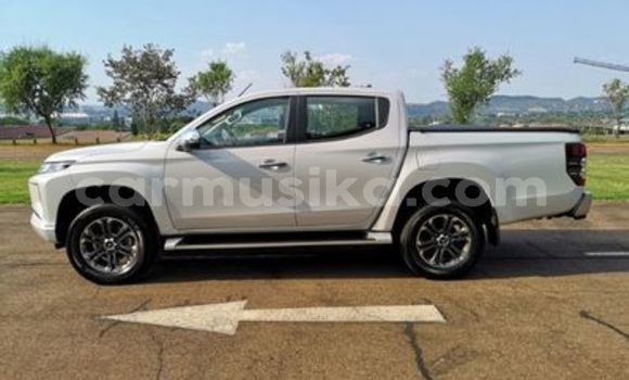 Acheter Occasion Voiture Mitsubishi Triton Blanc à Beitbridge, Matabeleland South