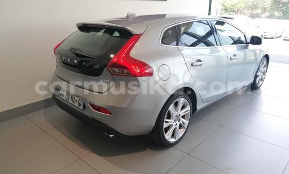 Nunua Ilio tumika Volvo V40 Beige Gari ndani ya Beitbridge nchini Matabeleland Kusini Nunua Ilio tumika Volvo V40 Beige Gari ndani ya Beitbridge nchini Matabeleland Kusini