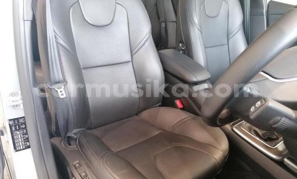 Nunua Ilio tumika Volvo V40 Beige Gari ndani ya Beitbridge nchini Matabeleland Kusini Nunua Ilio tumika Volvo V40 Beige Gari ndani ya Beitbridge nchini Matabeleland Kusini