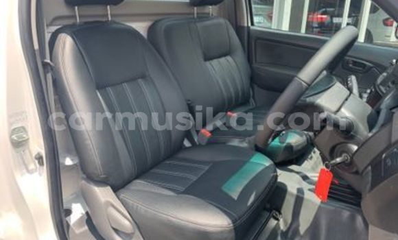 Buy Used Toyota Hilux White Car in Beitbridge in Matabeleland South Buy Used Toyota Hilux White Car in Beitbridge in Matabeleland South