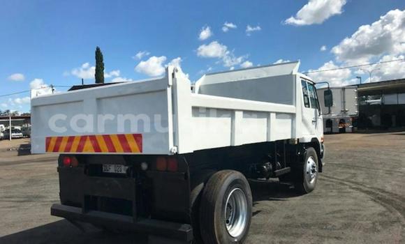 Nunua Ilio tumika Nissan UD Nyeupe Lori ndani ya Beitbridge nchini Matabeleland Kusini Nunua Ilio tumika Nissan UD Nyeupe Lori ndani ya Beitbridge nchini Matabeleland Kusini