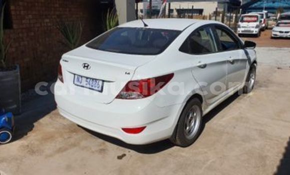 Buy Used Hyundai Accent White Car in Beitbridge in Matabeleland South Buy Used Hyundai Accent White Car in Beitbridge in Matabeleland South