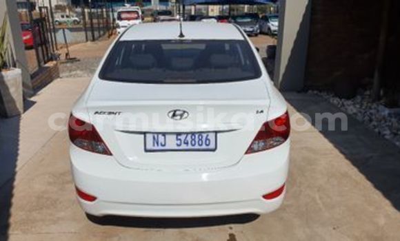 Buy Used Hyundai Accent White Car in Beitbridge in Matabeleland South Buy Used Hyundai Accent White Car in Beitbridge in Matabeleland South