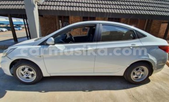Buy Used Hyundai Accent White Car in Beitbridge in Matabeleland South Buy Used Hyundai Accent White Car in Beitbridge in Matabeleland South