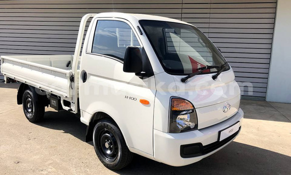 Buy Used Hyundai H1 White Car in Beitbridge in Matabeleland South