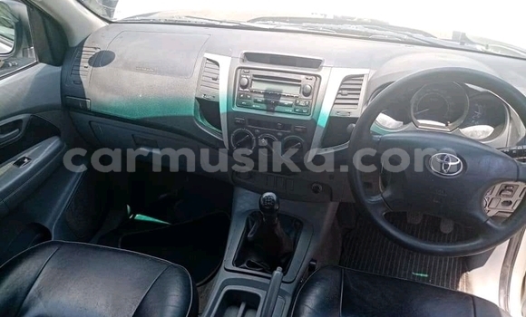 Buy Used Toyota Hilux Silver Car in Beitbridge in Matabeleland South Buy Used Toyota Hilux Silver Car in Beitbridge in Matabeleland South