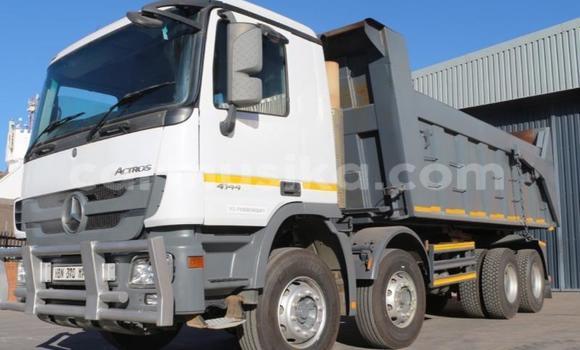 Nunua Ilio tumika Mercedes‒Benz Tipper Nyeupe Lori ndani ya Beitbridge nchini Matabeleland Kusini Nunua Ilio tumika Mercedes‒Benz Tipper Nyeupe Lori ndani ya Beitbridge nchini Matabeleland Kusini