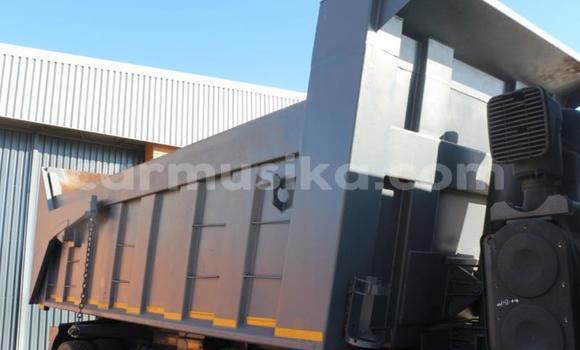 Nunua Ilio tumika Mercedes‒Benz Tipper Nyeupe Lori ndani ya Beitbridge nchini Matabeleland Kusini Nunua Ilio tumika Mercedes‒Benz Tipper Nyeupe Lori ndani ya Beitbridge nchini Matabeleland Kusini