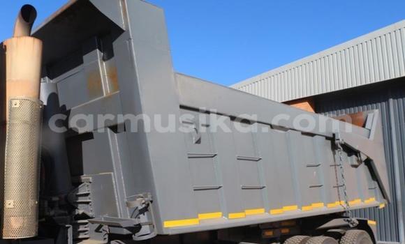 Nunua Ilio tumika Mercedes‒Benz Tipper Nyeupe Lori ndani ya Beitbridge nchini Matabeleland Kusini Nunua Ilio tumika Mercedes‒Benz Tipper Nyeupe Lori ndani ya Beitbridge nchini Matabeleland Kusini