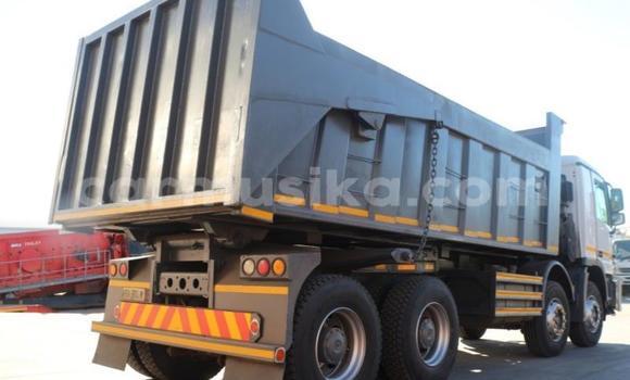 Nunua Ilio tumika Mercedes‒Benz Tipper Nyeupe Lori ndani ya Beitbridge nchini Matabeleland Kusini Nunua Ilio tumika Mercedes‒Benz Tipper Nyeupe Lori ndani ya Beitbridge nchini Matabeleland Kusini