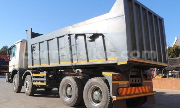 Nunua Ilio tumika Mercedes‒Benz Tipper Nyeupe Lori ndani ya Beitbridge nchini Matabeleland Kusini Nunua Ilio tumika Mercedes‒Benz Tipper Nyeupe Lori ndani ya Beitbridge nchini Matabeleland Kusini