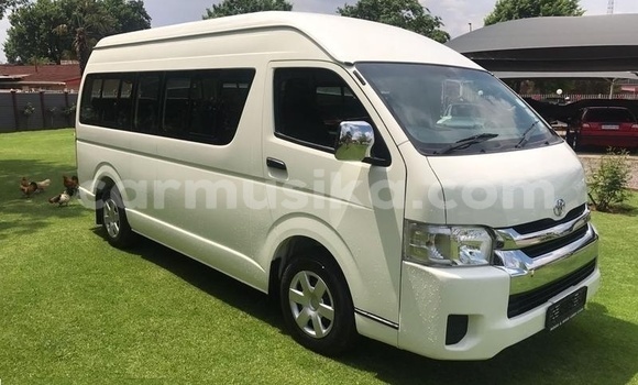Buy Used Toyota Hiace White Car in Beitbridge in Matabeleland South