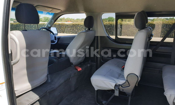 Nunua Ilio tumika Toyota Hiace Nyeupe Gari ndani ya Beitbridge nchini Matabeleland Kusini Nunua Ilio tumika Toyota Hiace Nyeupe Gari ndani ya Beitbridge nchini Matabeleland Kusini