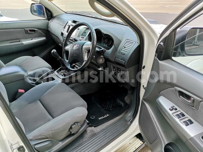 Big with watermark 2013 hilux 3d manual 6